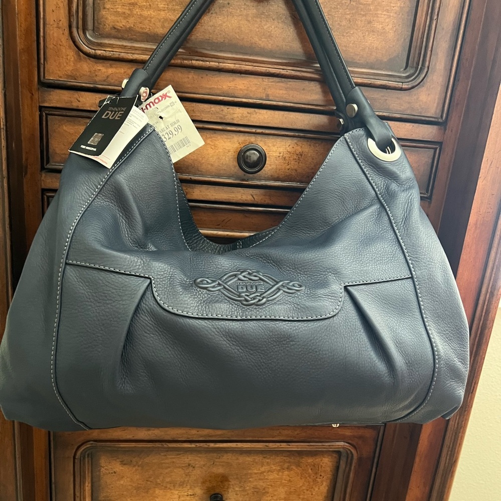 NWT Tentazione Due beautiful navy blue leather handbag.